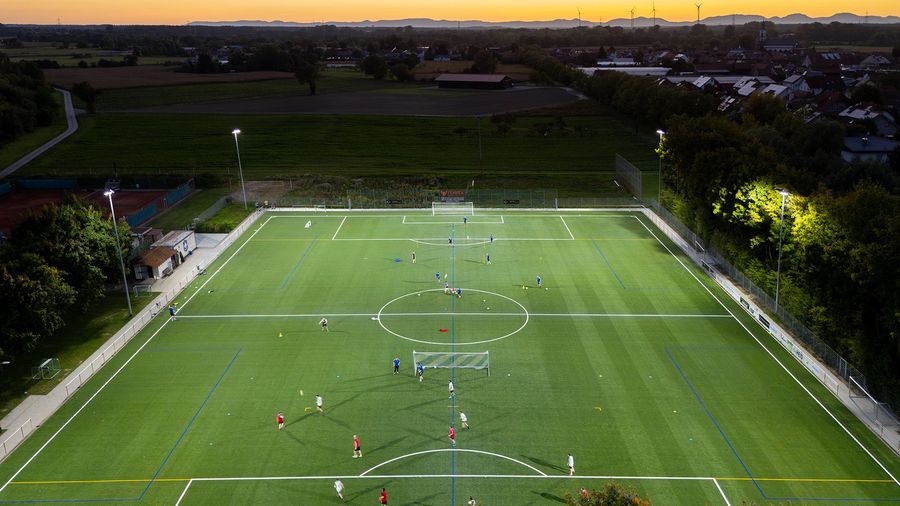 Flutlichtanlage bei Abenddämmerung — Sportplatz Neupotz/Jockgrim aus der Luft