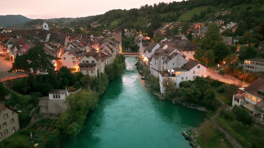 Abendlicher Drohnenflug über die Aare — Projekt Zahnmedizin an der Aare