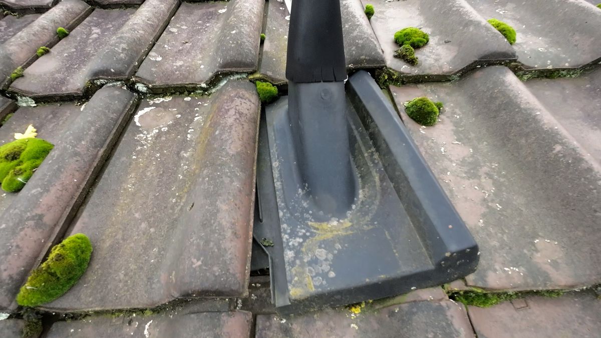 Beispiel-Detail: Dachdurchführung mit Vermoosung in Nahaufnahme