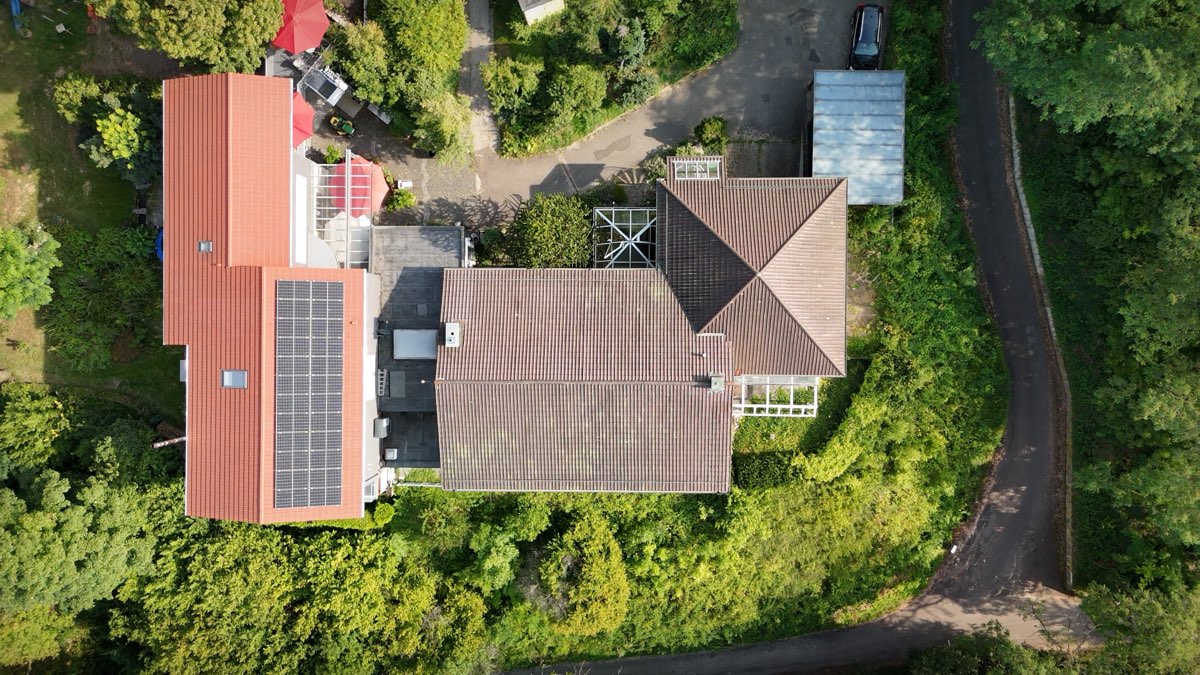 Beispiel: Senkrecht-Luftbild eines Wohnhauses — Grundstück, Dachflächen mit Solaranlage und Zufahrt in einem Bild