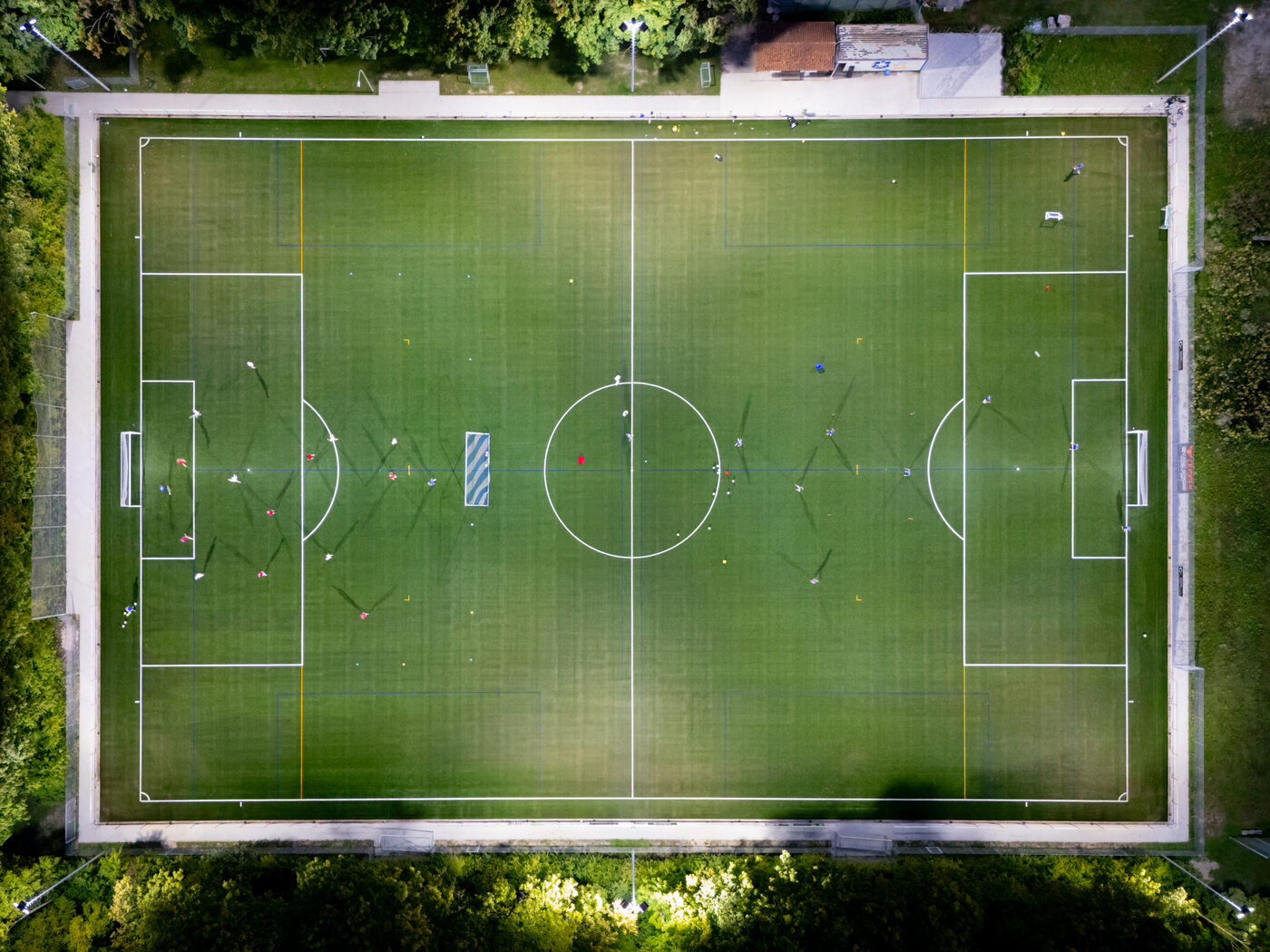 Fußballplatz senkrecht von oben mit laufendem Training